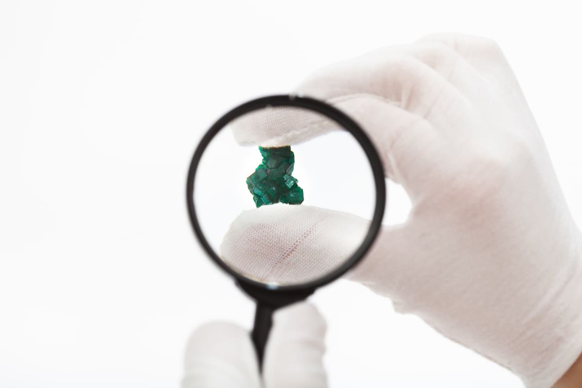 Pasadía De Negocios — Inspección de la piedra con lupa