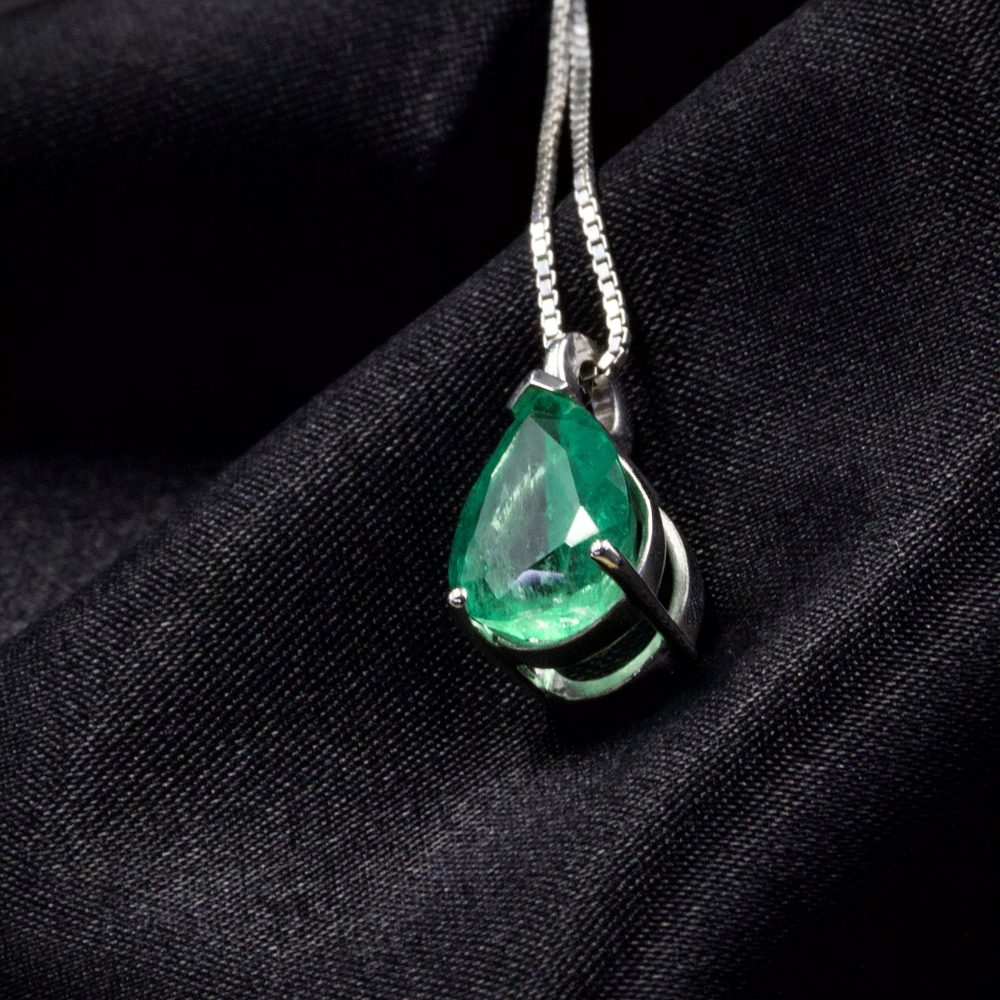 Dije Esmeralda Oval en Oro