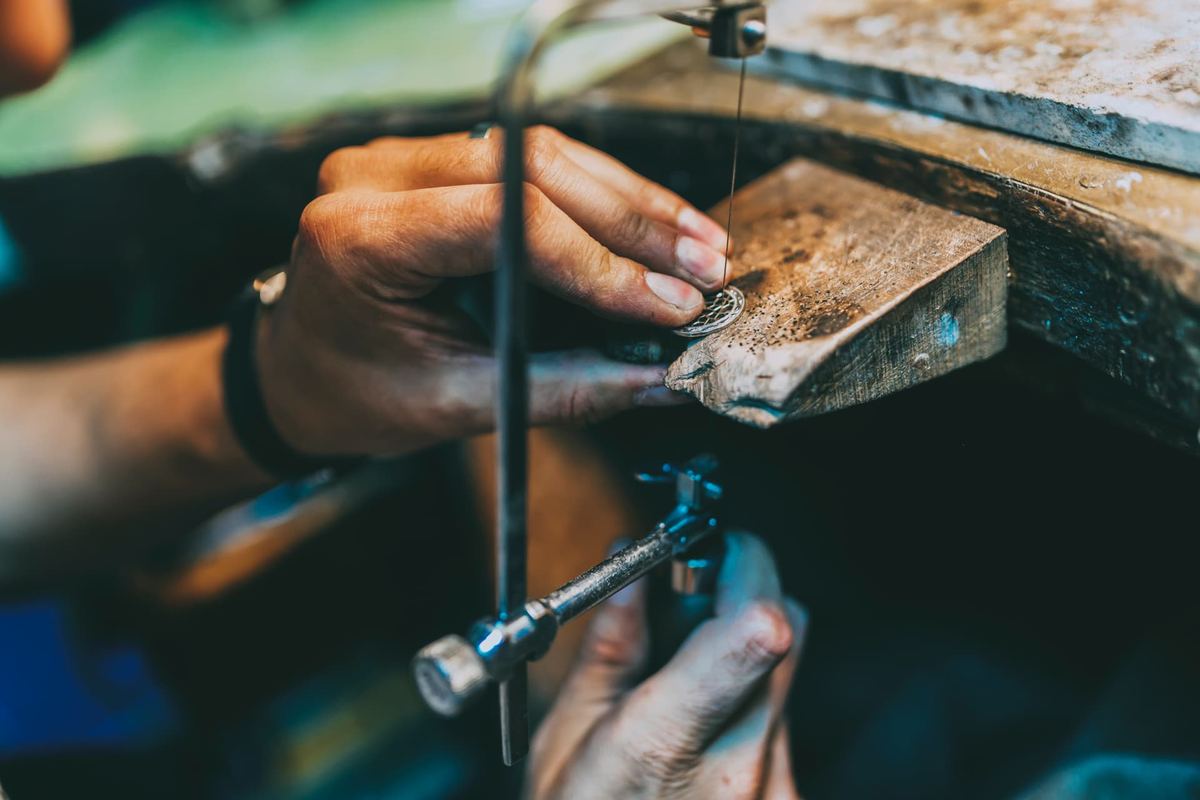 Corazón De Fura Y Tena — Manos de artesano en el taller de piedras
